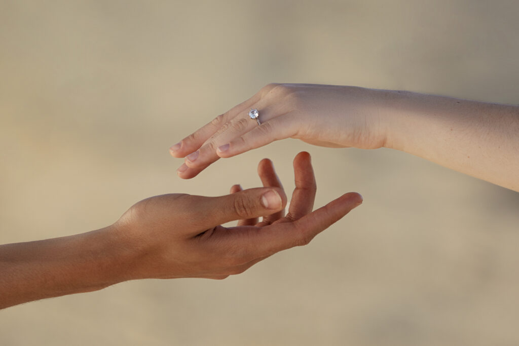 انداختن انگشتر در هر انگشت